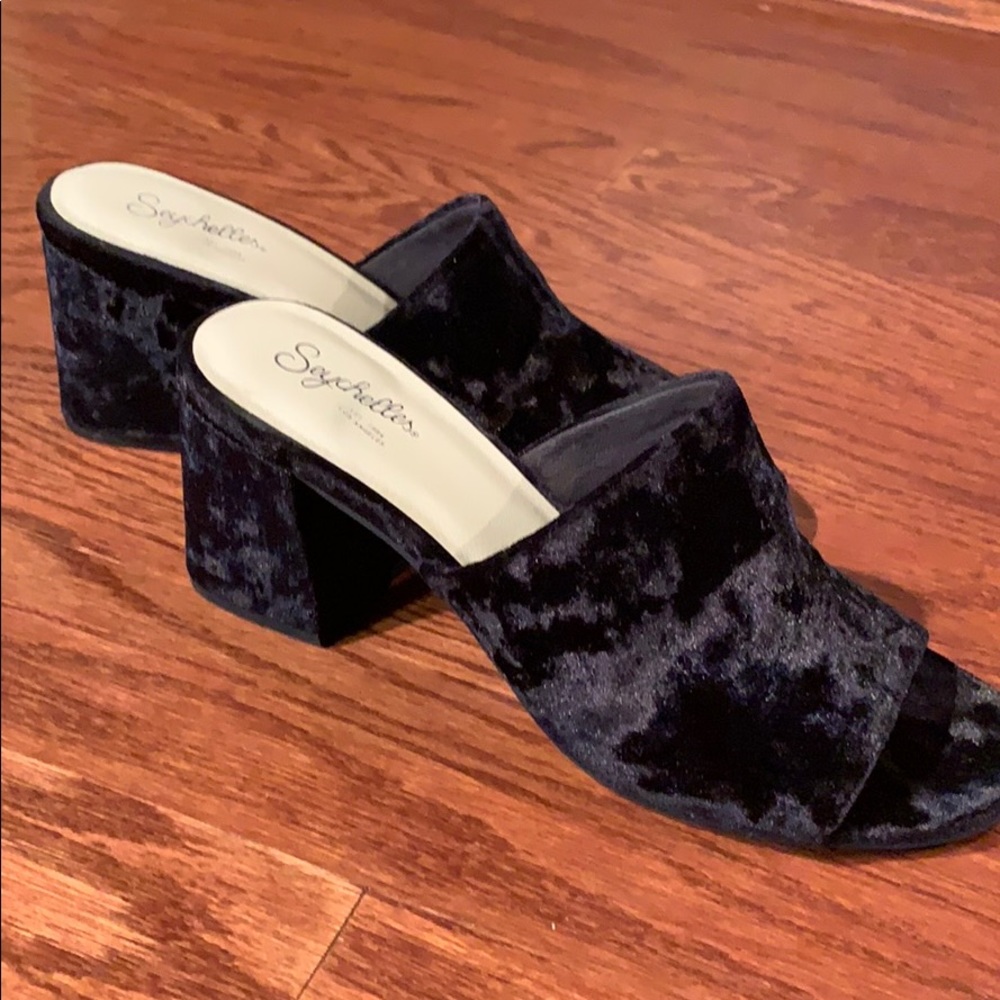 SEYCHELLES Commute Black Velvet Mule